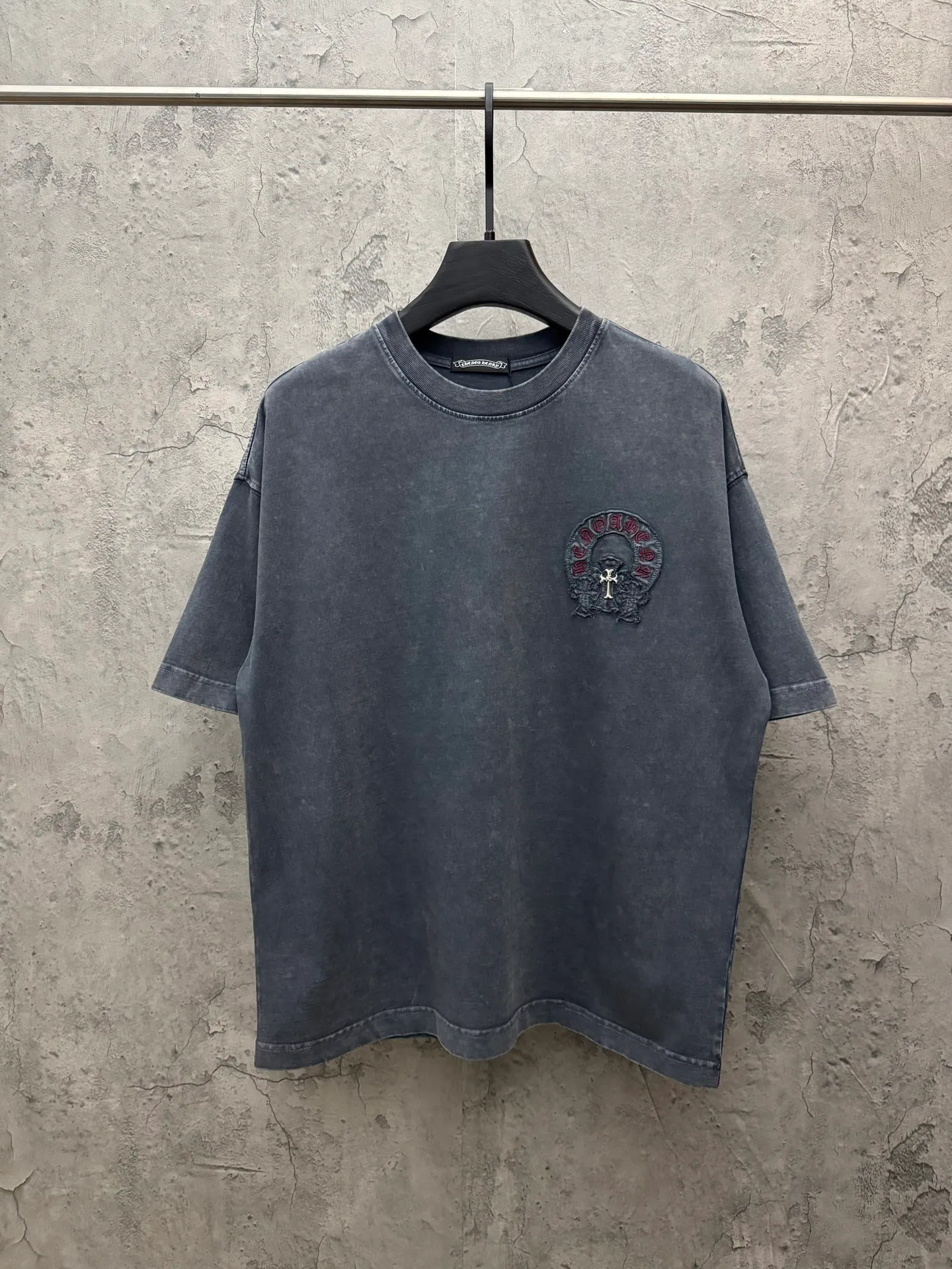 P240 top version, real shot without P, ​​different from market currency) 𝗖𝗵𝗿𝗼𝗺𝗲 𝗛𝗲𝗮𝗿𝘁𝘀/Croxin 2026 spring new original single counter American washed patch embroidered couple short sleeves 👑The highest version! Customized fabric 320 grams, washed and fried. Best-selling model at the counter. Very comfortable to wear. Accessories: Original molded and authenticated collar label➕100% silk wash label. Genuine purchase-grade original hangtag➕matching hanging rope➕3D hanging beads➕original packaging bag. Craftsmanship: The original version has consistent wiring! The highest version of the armhole matching technique! Color: Gray Black Size: S M L XL Style No.: 6601